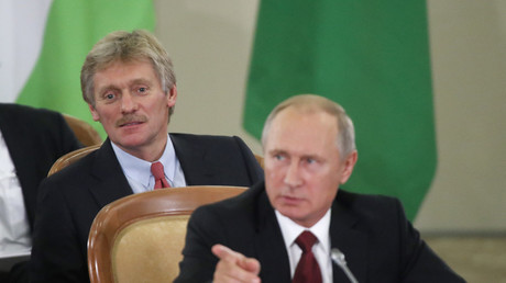 Le porte-parole du Kremlin Dimitri Peskov derrière le président russe Vladimir Poutine, à Sotchi en octobre 2017, (image d'illustration).