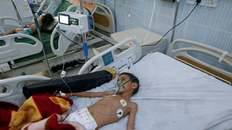 Un enfant souffrant de diphtérie dans un hôpital à Sanaa, au Yémen, le 21 octobre 2018 (image d'illustration).