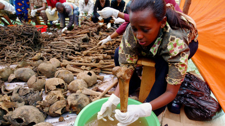 Une Rwandaise nettoyant des os découverts dans une charnier à Nyamirambo près de Kigali en avril 2004 (image d'illustration). 