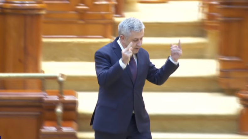 Roumanie : un dirigeant fustige l'UE devant le Parlement et effectue un double doigt d'honneur