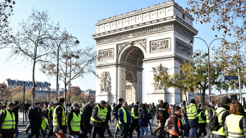 Tensions sur les Champs-Elysées : des «gilets jaunes» repoussés avec du gaz lacrymogène (VIDEOS)