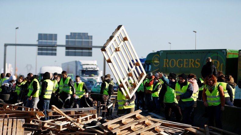 «Gilets jaunes»: Macron espère mettre fin à la mobilisation par le «dialogue» (EN CONTINU)