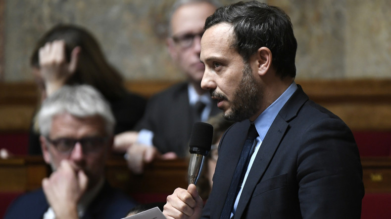 «Plus belle l'arnaque» : un député LREM enfariné par des défenseurs des handicapés (VIDEO)