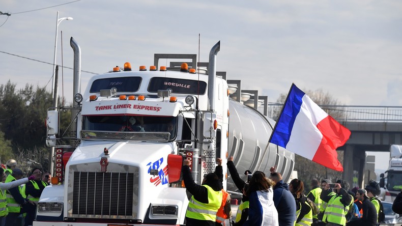 Somme : des «gilets jaunes» remettent aux gendarmes des migrants cachés dans un camion (VIDEOS)
