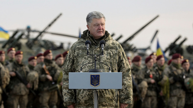 Tensions autour de la Crimée : le président ukrainien signe un décret instaurant la loi martiale