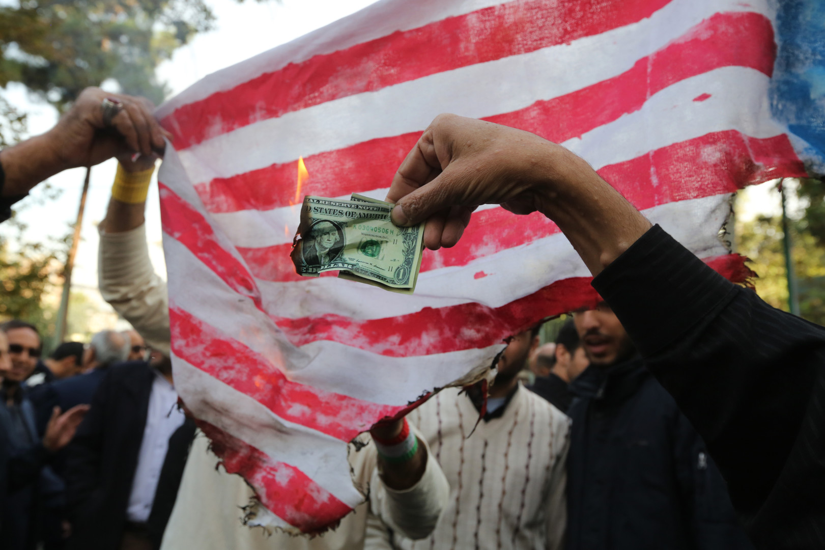 Dollars et effigies de Trump brûlés à Téhéran pour protester contre le retour des sanctions (IMAGES)