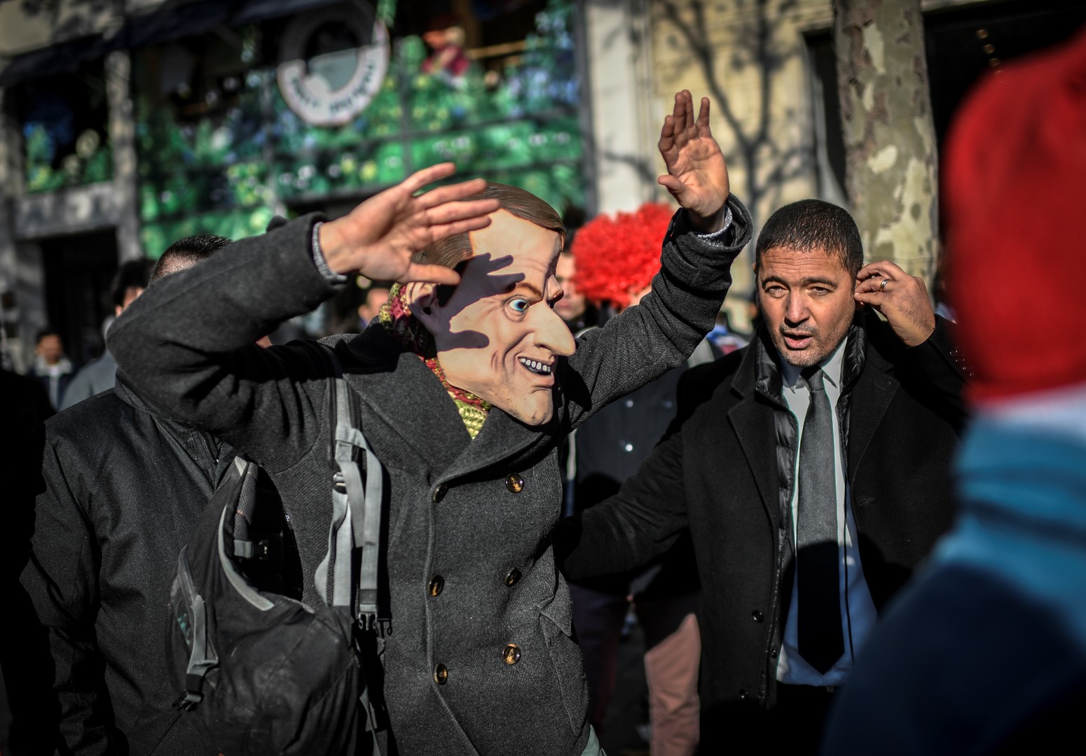 «Paye tes impôts !» : Attac «fête» l'inauguration de l'Apple Store des Champs-Elysées (IMAGES)