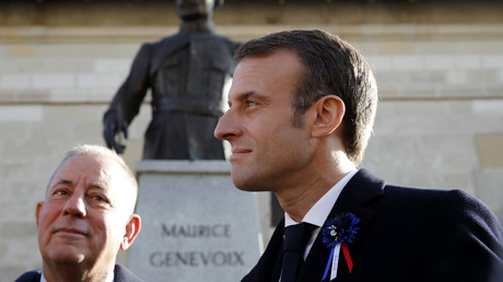 Emmanuel Macron devant un buste de l'écrivain français Maurice Genevoix (1890-1980) aux Éparges, dans l'est de la France, le 6 novembre 2018 (image d'illustration). 