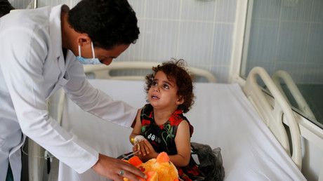 Un infirmier prend soin d'une fillette dans un hôpital au Yémen, le 21 octobre 2018.