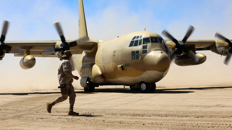 Des soldats saoudiens montent la garde alors qu'un avion cargo de l'armée de l'air saoudienne atterrit sur un aérodrome de la province centrale de Marib au Yémen le 8 février 2018 (image d'illustration).