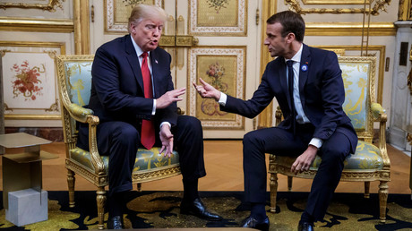 Le président américain Donald Trump et le président français Emmanuel Macron se rencontrent au palais présidentiel de l'Elysée dans le cadre de la cérémonie commémorative de l'Armistice du 11 novembre, cent ans après la fin de la Première Guerre mondiale, à Paris (France), le 10 novembre 2018.
