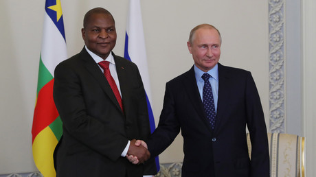 Le président russe Vladimir Poutine et le président de la République centrafricaine Faustin-Archange Touadera, le 23 mai 2018 à Saint Saint-Pétersbourg (image d'illustration). 