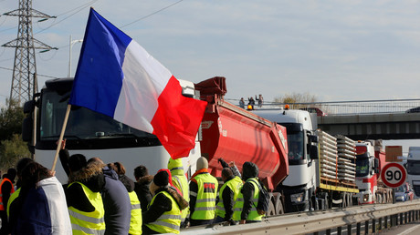 Des manifestants bloquent l'accès à un dépôt d'essence à Fos-sur-mer (Bouches-du-Rhône), 19 novembre (image d'illustration).