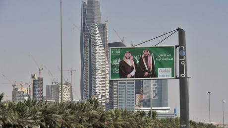 Des portraits du roi saoudien Salman (à droite) et de son fils, le prince héritier Mohammed ben Salmane (MBS) à Riyad le 20 octobre 2018.