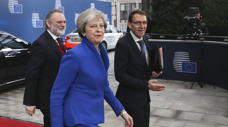 Le Premier ministre britannique Theresa May arrive pour une réunion extraordinaire du Conseil européen visant à approuver le projet d'accord de retrait du Brexit et le projet de déclaration politique sur les futures relations UE-Royaume-Uni, le 25 novembre 2018, à Bruxelles.