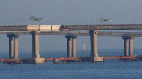 Des jets russes survolent le pont qui connecte la péninsule de Crimée au reste de la Russie, (image d'illustration)
