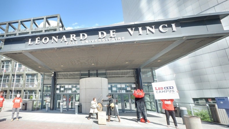 Un professeur d'une université privée de Courbevoie tué au couteau devant l'établissement