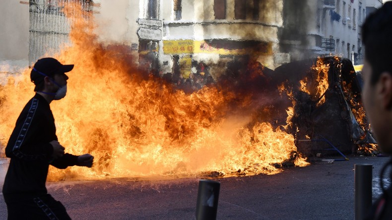 Coktails Molotov, jets de bouteilles en verre... Nouvelle matinée d'incidents aux abords des lycées