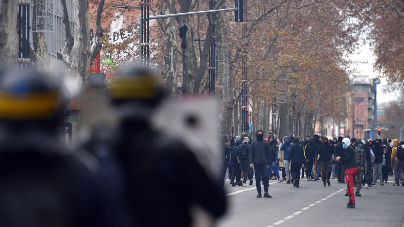 Tirs de feux d'artifice, poubelles brûlées : nouveaux incidents lors de mobilisations lycéennes
