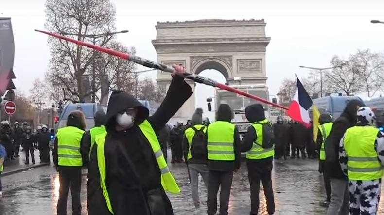 Sabre laser, père Noël, pyramide humaine... Ces images insolites de l'acte 5 des Gilets jaunes