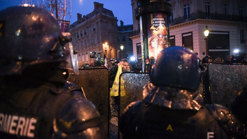 «Gazés comme jamais»: une Gilet jaune filme la dispersion de l'acte 5 sur les Champs-Elysées (VIDEO)