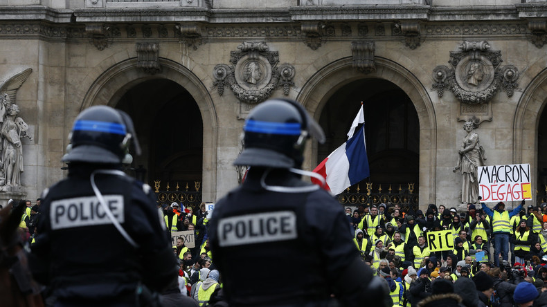 Gilets jaunes : le mot «Dégage» disparaît d'une pancarte anti-Macron sur le JT de France 3