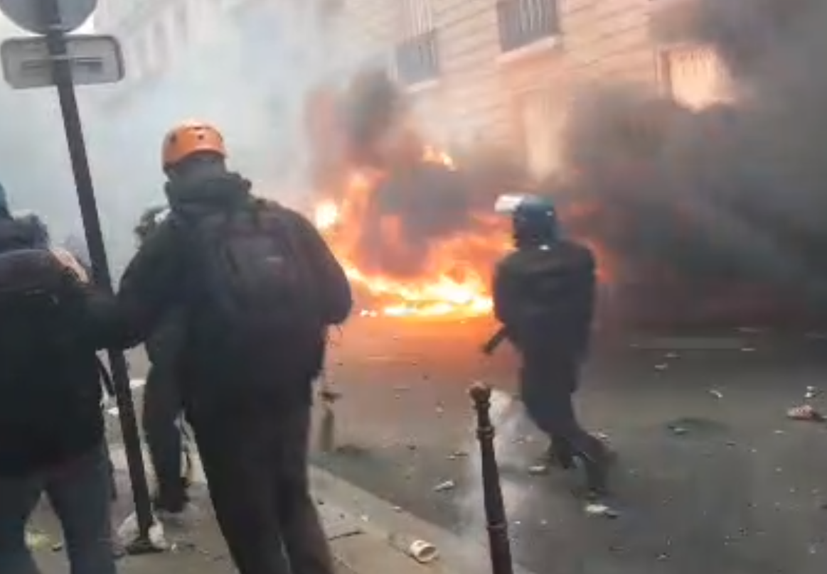 Incendies, casseurs et pillages : débordements en marge du rassemblement des Gilets jaunes (IMAGES)