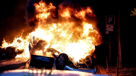 Une voiture en flammes, à l'image des nombreuses dégradations qui ont marqué le 1er décembre 2018 à Paris.