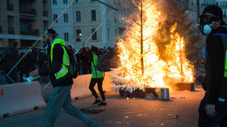 Un arbre brûle lors d'une manifestation des Gilets jaunes à Marseille, le 1er décembre 2018.
