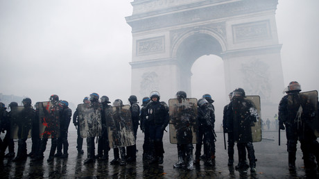 Des policiers maintiennent leur position devant l'Arc de Triomphe le 1er décembre à Paris.