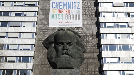 Une banderole «Chemnitz n'est ni grise ni brune», en référence aux couleurs de certains uniformes nazis dans les années 1920 et 1930 à Chemnitz.