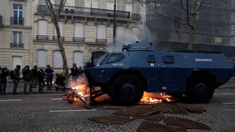 Un des véhicules blindés à roues de la gendarmerie (VBRG) en action à Paris le 8 décembre