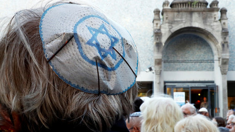 Un homme porte une kippa pour manifester contre l'antisémitisme à Berlin (image d'illustration)