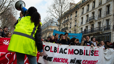 «Même Macron, même combat» : le slogan d'une banderole lors d'une manifestation étudiante le 11 décembre à Paris.