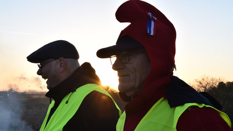 Un manifestant des Gilets jaunes portant un bonnet phrygien, le 10 décembre 2018, à Allonnes près du Mans, dans le nord-ouest de la France.