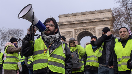 Un manifestant des Gilets jaunes crie des slogans au début de l'acte V de la mobilisation des Gilets jaunes, sur les Champs-Elysées, à Paris, le 15 décembre 2018