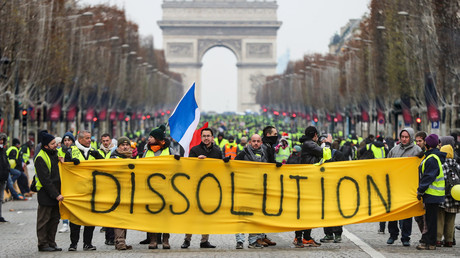 Des manifestants vêtus de gilets jaunes manifestent le 15 décembre 2018 sur les Champs-Élysées à Paris.