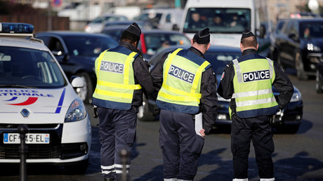 Des policiers mènent des contrôles routiers, décembre 2016, Paris (image d'illustration).