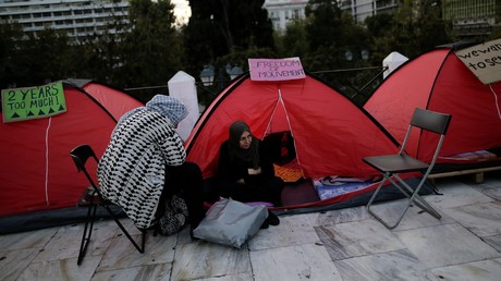 Des réfugiées manifestant devant le Parlement grec à Athènes, afin de pouvoir rejoindre des parents vivant en Allemagne, le 1er novembre 2017 (image d'illustration). 