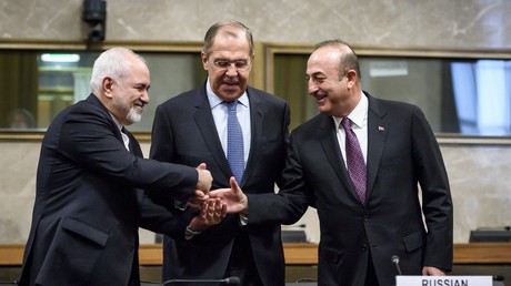 Le ministre russe des Affaires étrangères Sergueï Lavrov entouré de ses homologues turc Mevlut Cavusoglu et iranien Mohammad Javad Zarif, le 18 décembre à Genève (image d'illustration).
