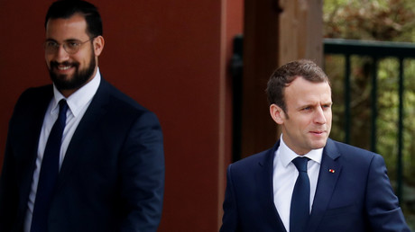 Alexandre Benalla accompagne Emmanuel Macron lors d'un déplacement, le 12 avril 2018. 