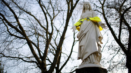 Une statue de la vierge Marie est fagoté d'un gilet jaune, à Nantes, le 10 décembre 2018.