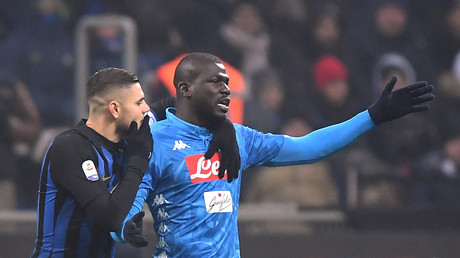 Le footballeur Kalidou Koulibaly lors du match de série A  le 26 décembre à Milan en compagnie de Paolo Mazzoleni de l'Inter Milan, lors de l'annonce du carton rouge.