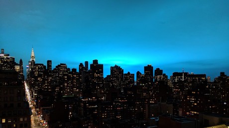 New York sous une étrange lumière bleue, le 27 décembre.