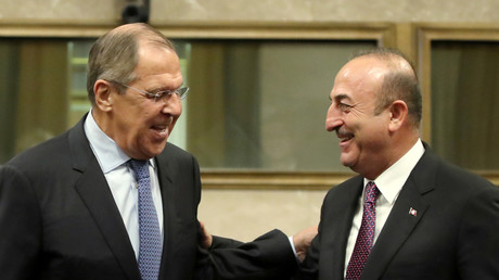 Le ministre russe des Affaires étrangères Sergueï Lavrov et son homologue turc Mevlüt Cavusoglu lors d'une discussion à Genève, le 18 décembre dernier. 