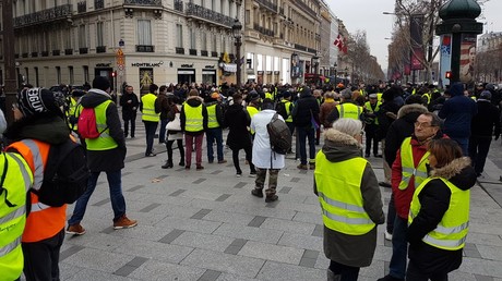 Des Gilets jaunes rassemblés sur les Champs-Elysées, le 29 décembre. 