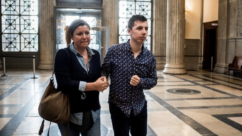 Tabassé pour avoir défendu un couple qui s'embrassait, Marin sera décoré de la Légion d'honneur