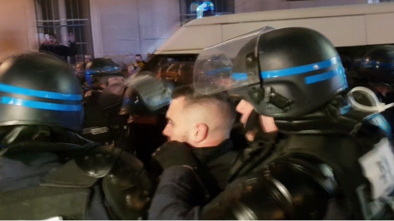 Paris : le Gilet jaune Eric Drouet interpellé par les forces de l'ordre près de la Concorde