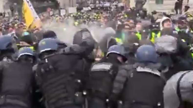 Violents affrontements entre forces de l'ordre et Gilets jaunes sur un pont parisien (VIDEO CHOC)