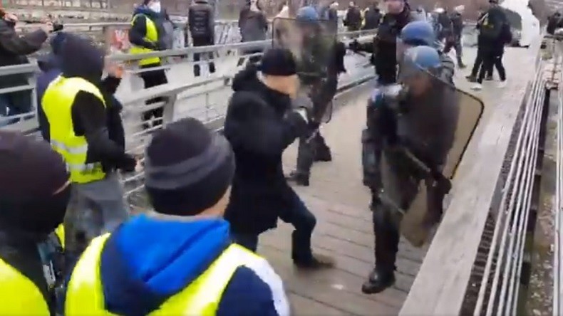Gilets jaunes : un ancien champion de boxe fait reculer les gendarmes à coups de poings (VIDEO)